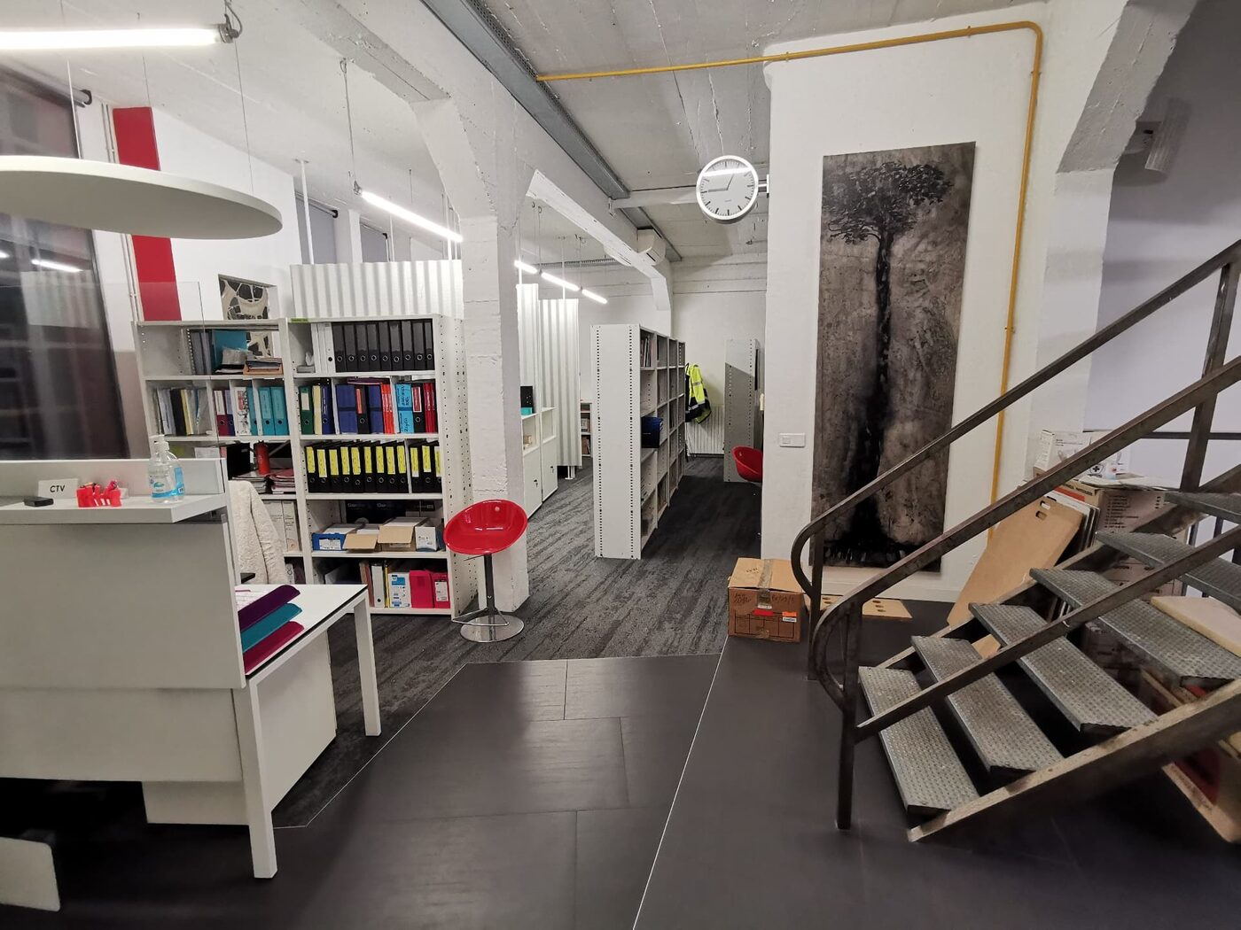 Agent VOXEL nettoyant un bureau professionnel à Vienne